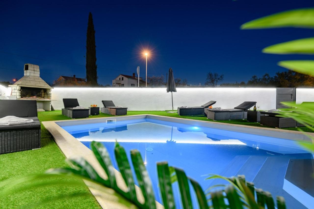 Complex White * Pula